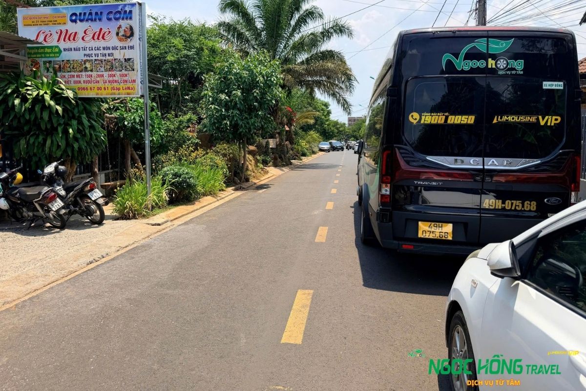 Xe limousine 16 chỗ đi tour Đà Lạt
