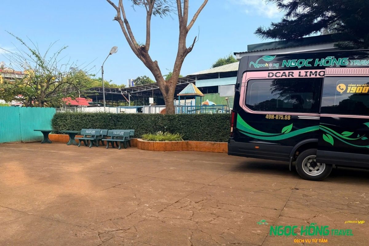 Xe limousine 16 chỗ đi tour Đà Lạt