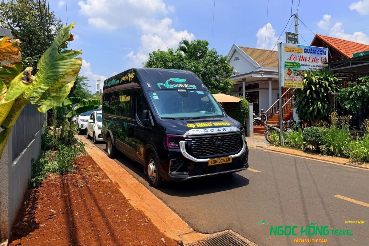 Xe limousine 16 chỗ đi tour Đà Lạt